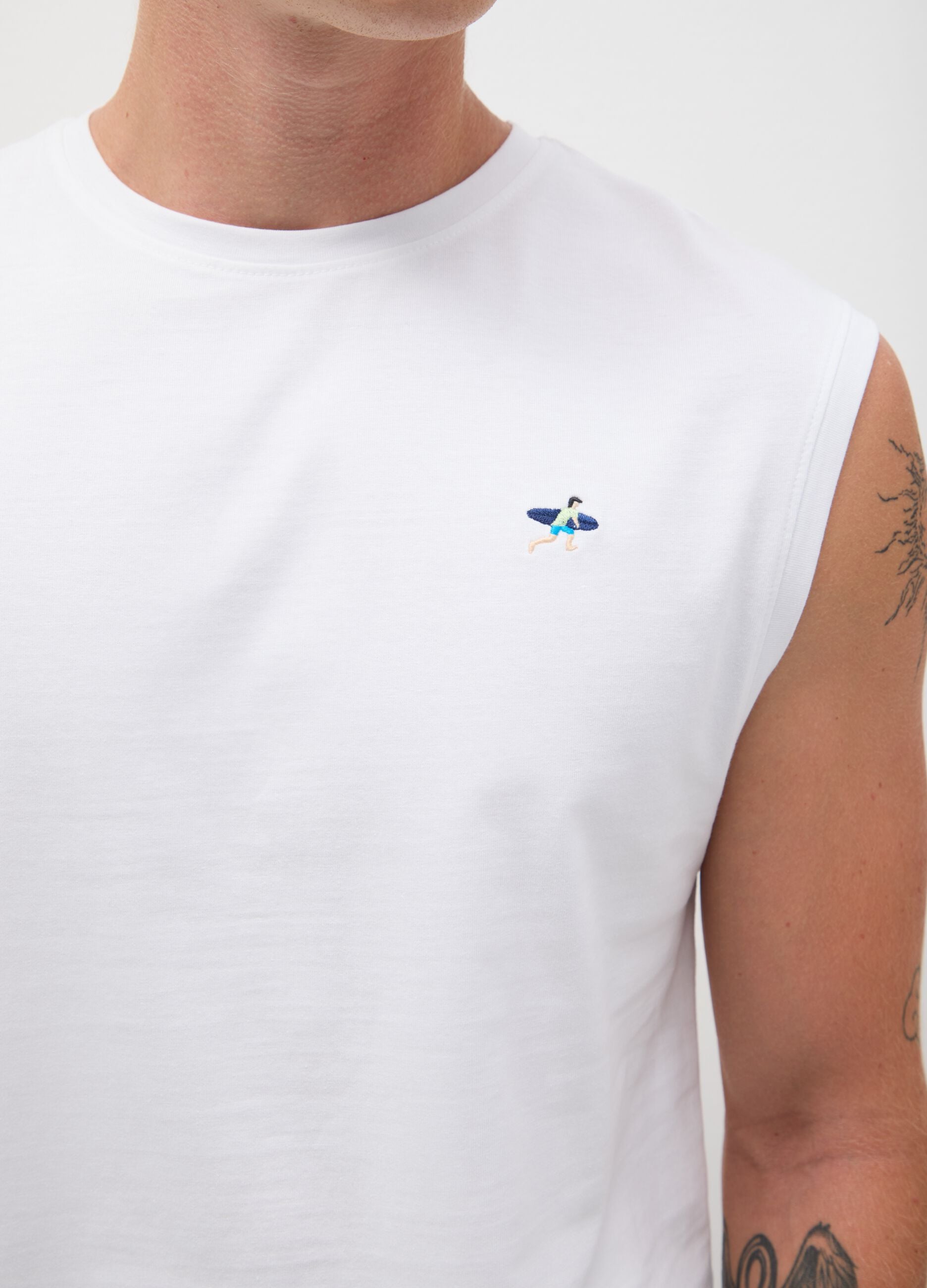 Men&rsquo;s white regular-fit vest top in 100% cotton with embroidery