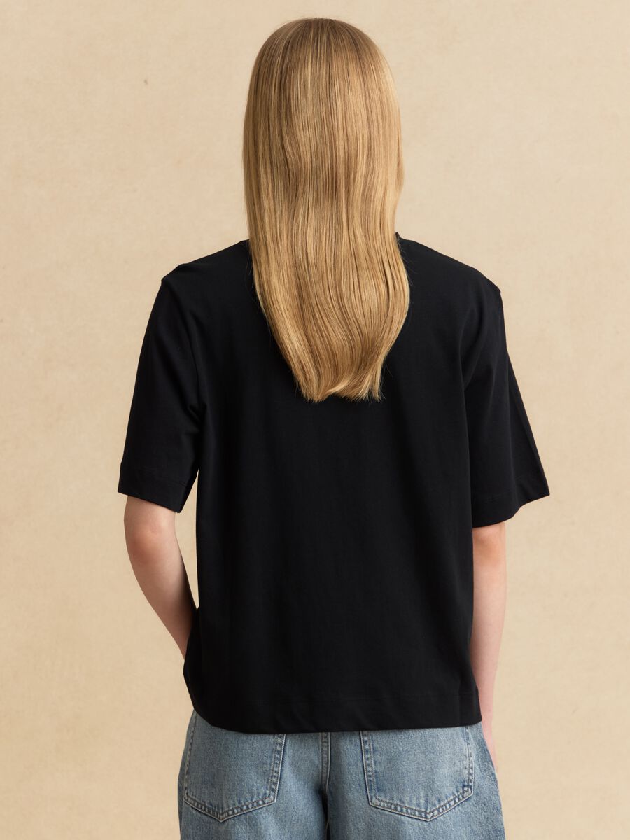 T-shirt nera in puro cotone a maniche corte_3
