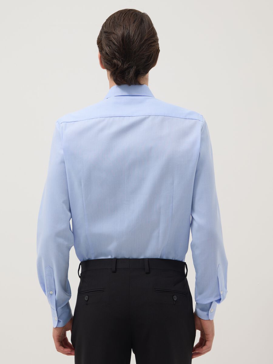 Camicia azzurra slim in misto cotone con collo francese_2