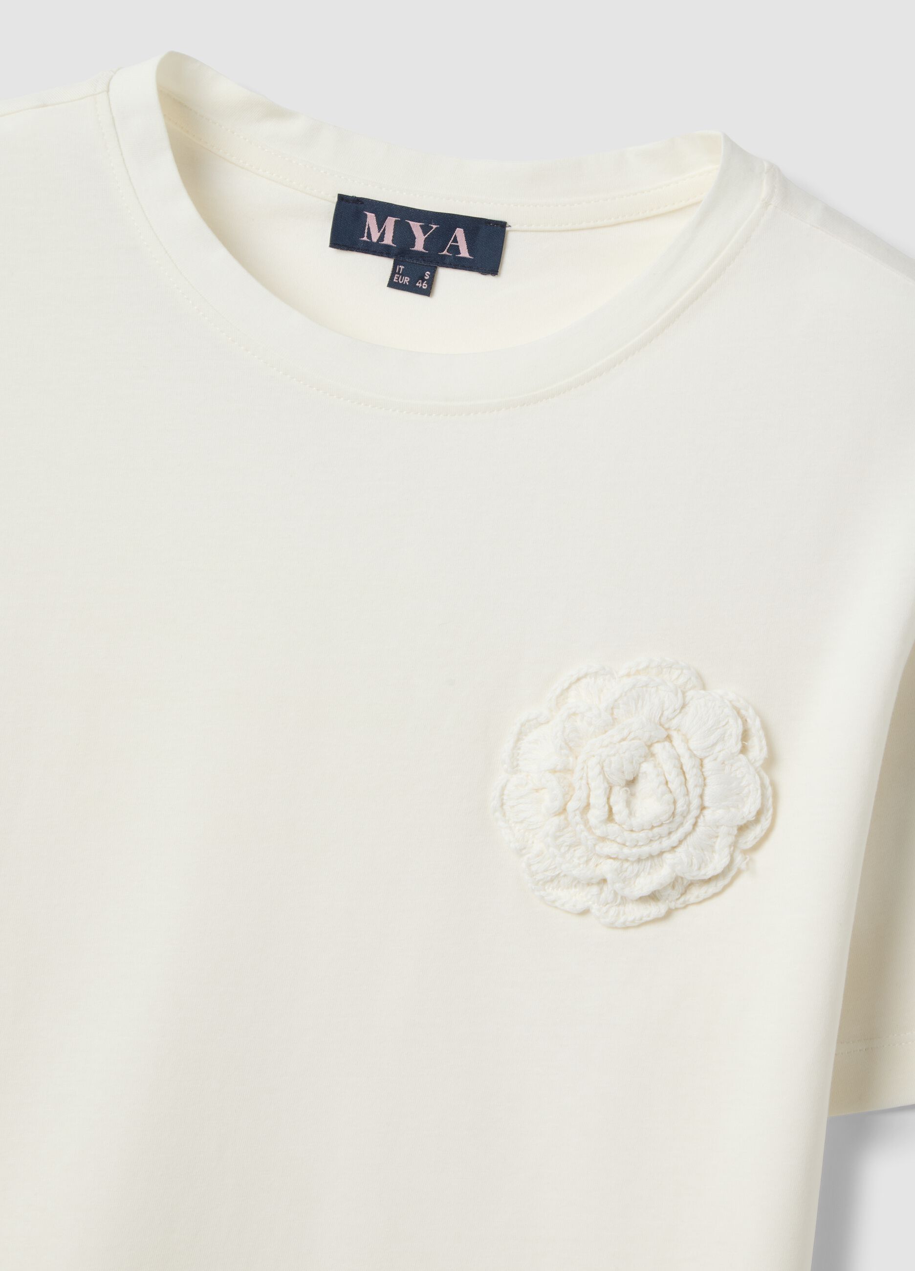Regular fit pure white cotton T-shirt with appliqued flower