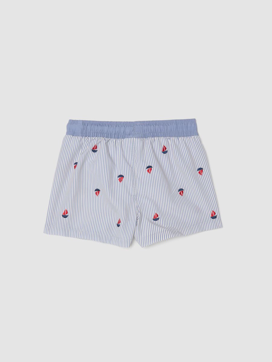 Costume boxer azzurro a righe con ricami barchette_1