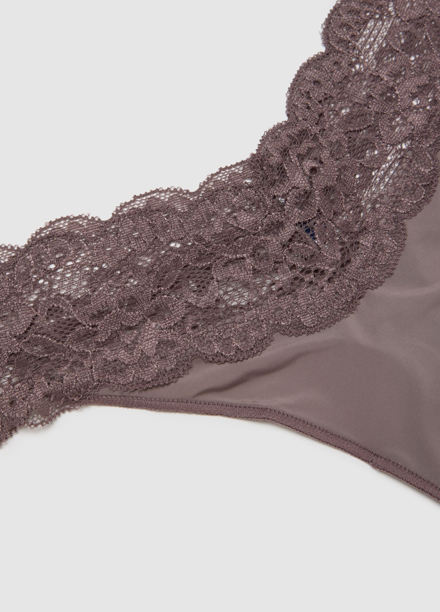 Regular fit brown lace thong