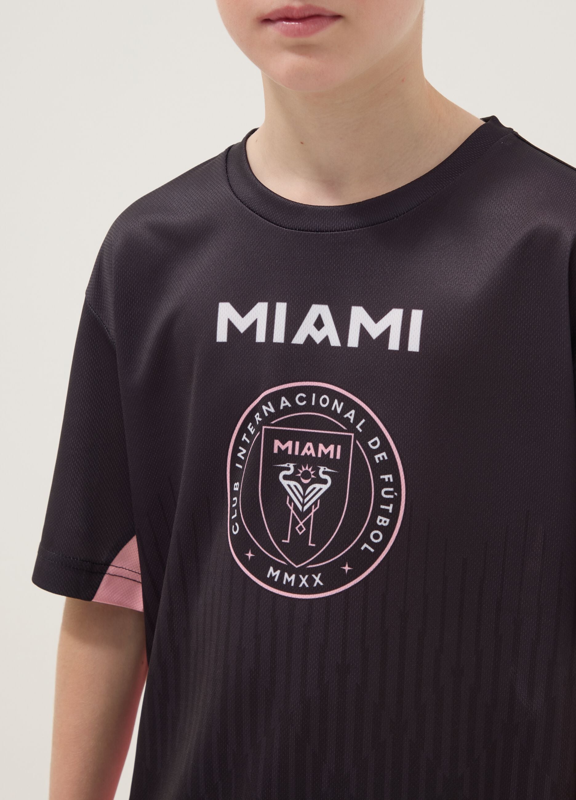 Black short-sleeved T-shirt with sporty print, regular fit