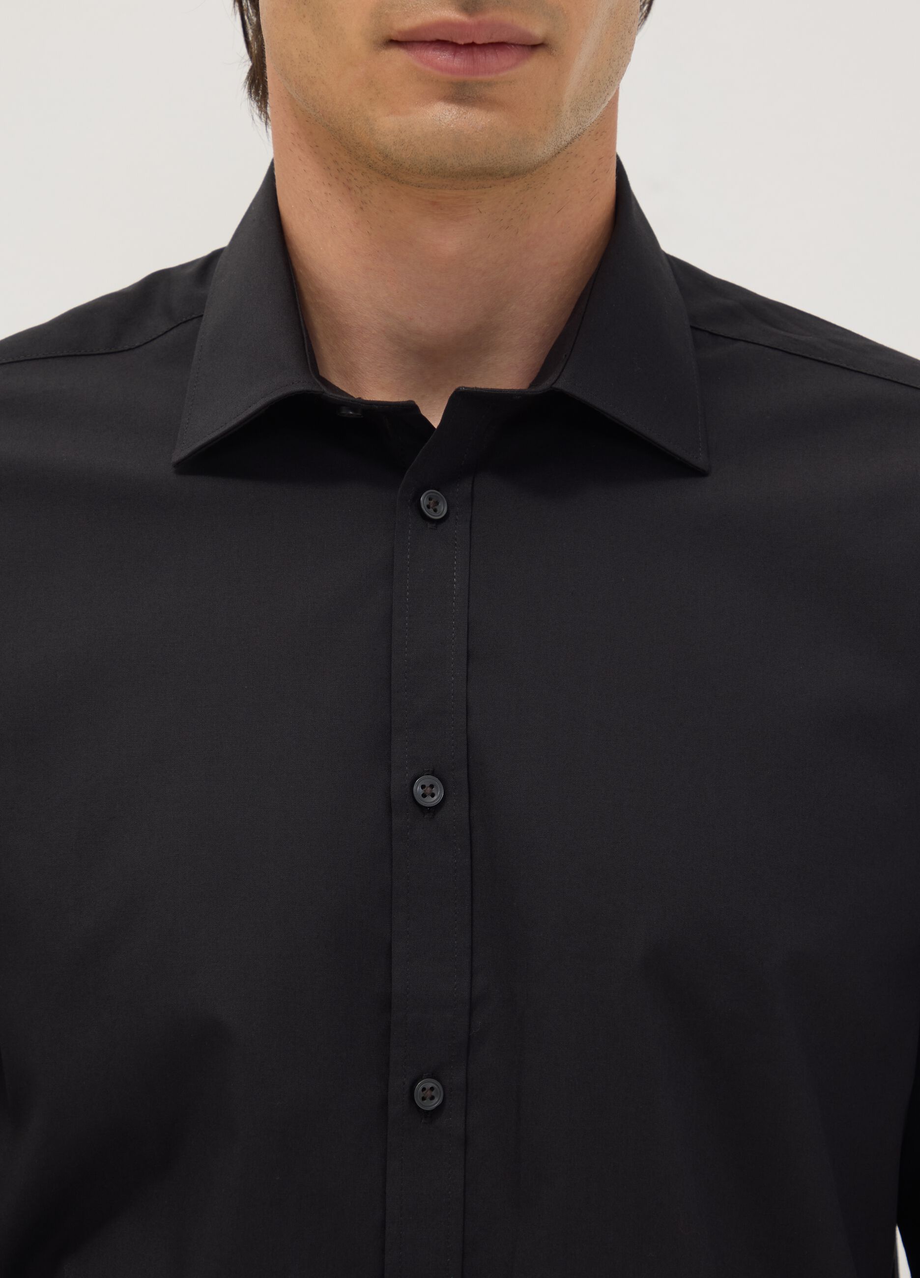 Black slim-fit shirt with classic collar, easy iron
