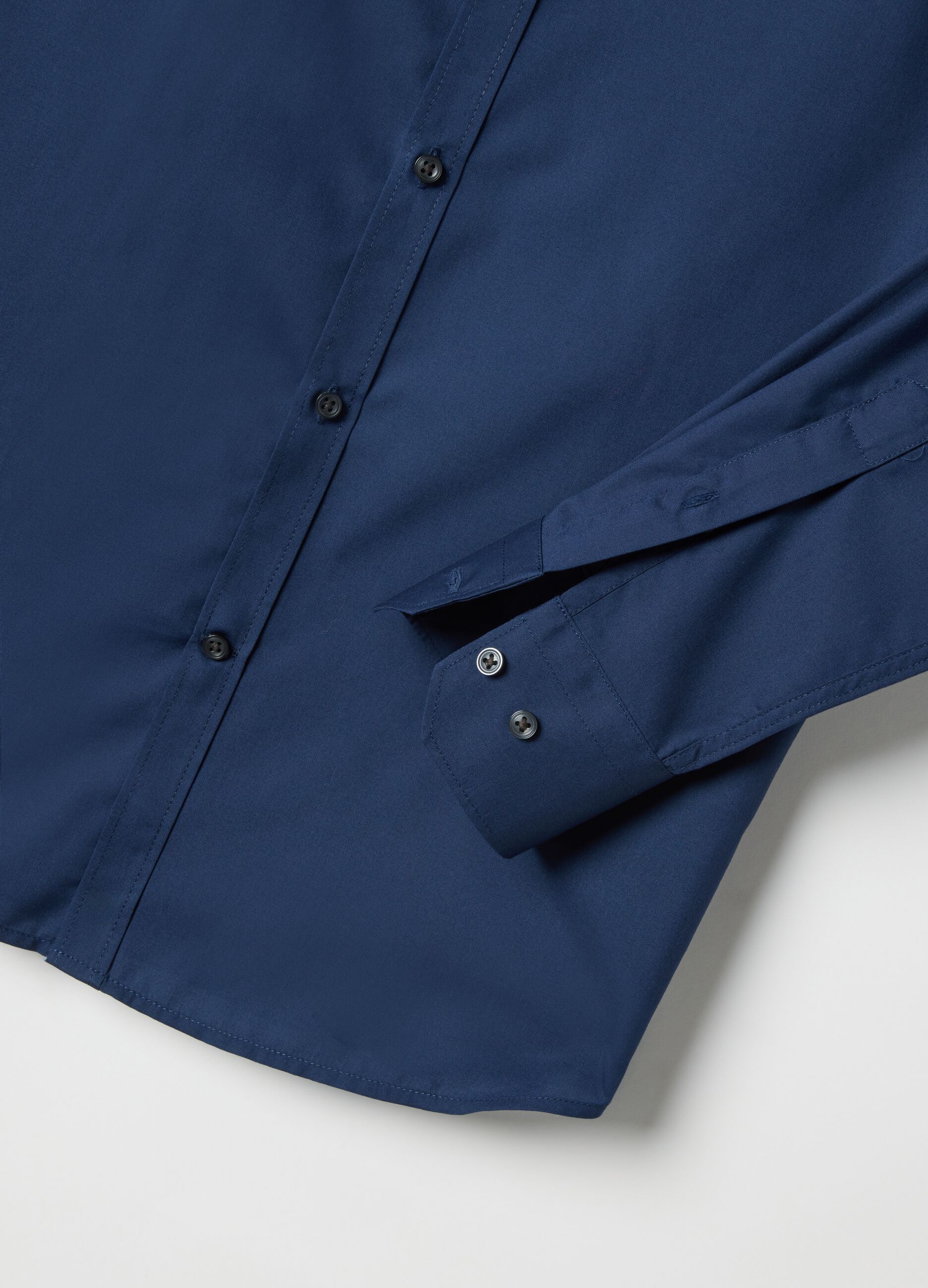 Blue cotton blend slim fit easy iron shirt