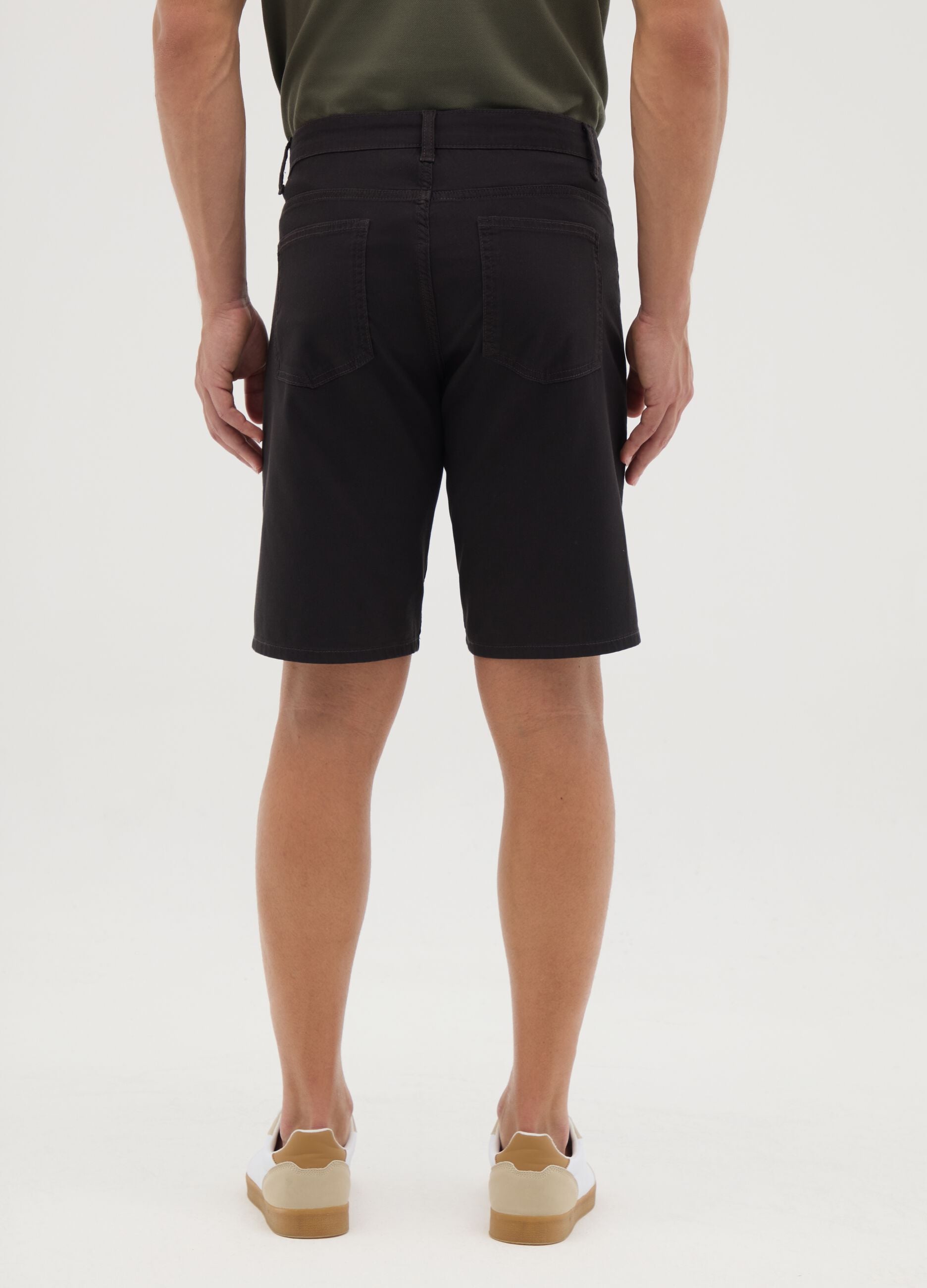 Men&rsquo;s black Bermuda shorts in stretch cotton with regular fit
