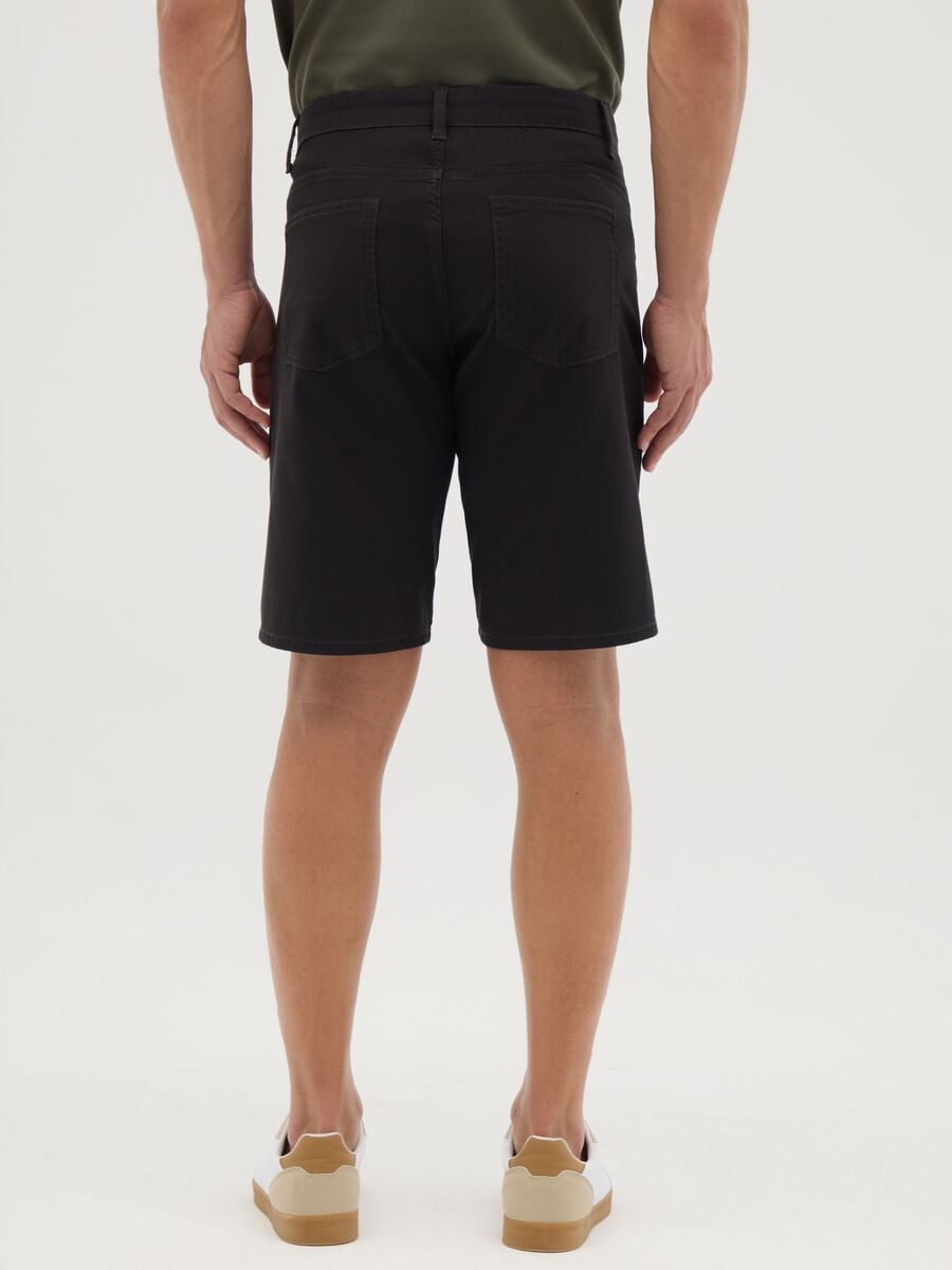 Men&rsquo;s black Bermuda shorts in stretch cotton with regular fit_3