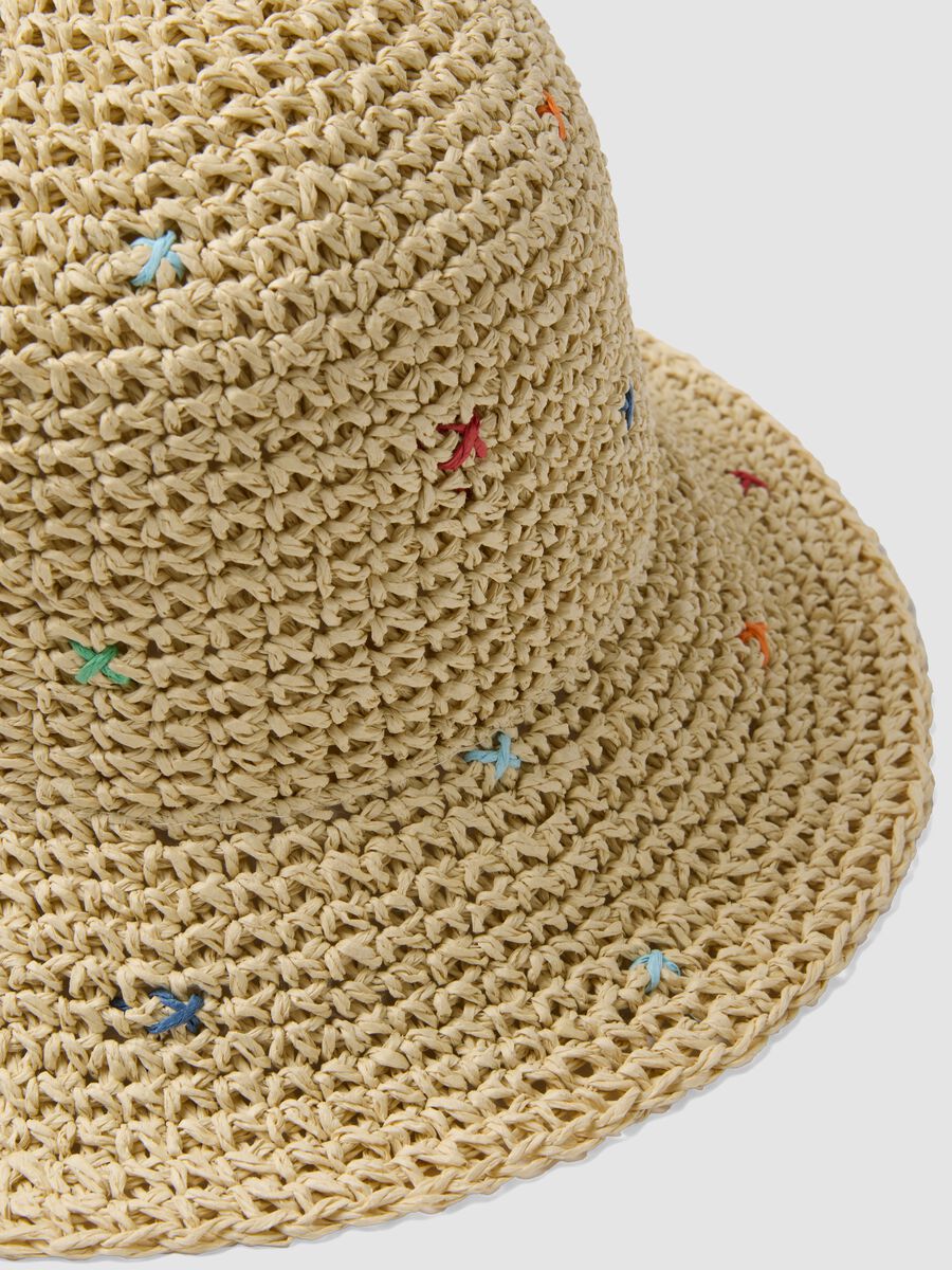 Cappello in puro tessuto carta beige con fili colorati_1