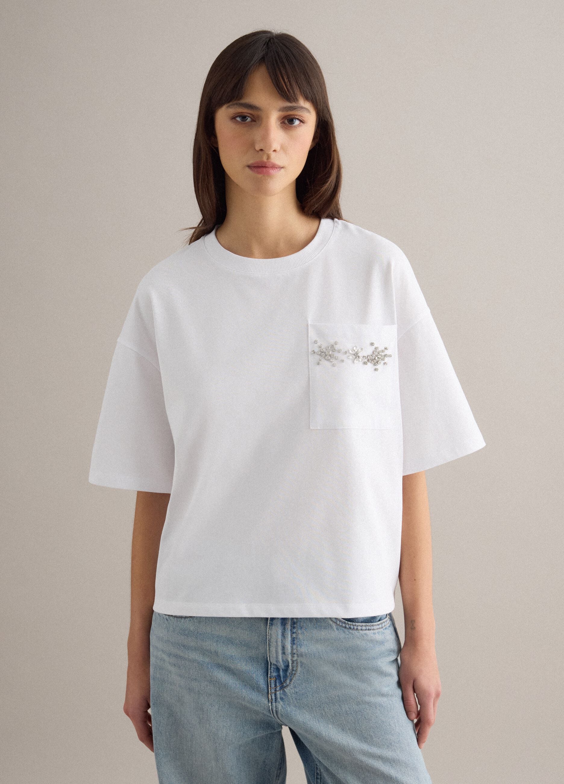 White cotton blend relaxed fit T-shirt with decorative pocket