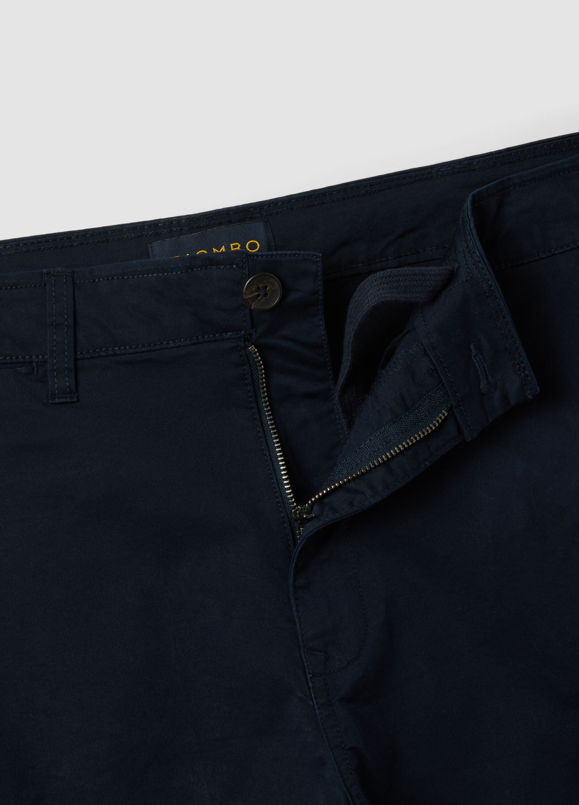 Blue stretch cotton cargo shorts, regular fit