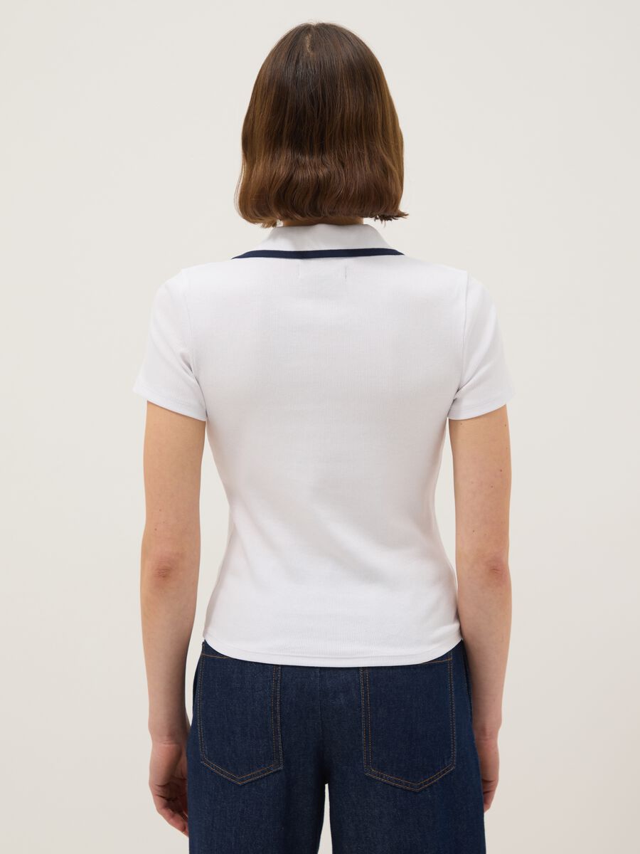Polo in cotone elasticizzato bianca regular fit con collo a contrasto_2