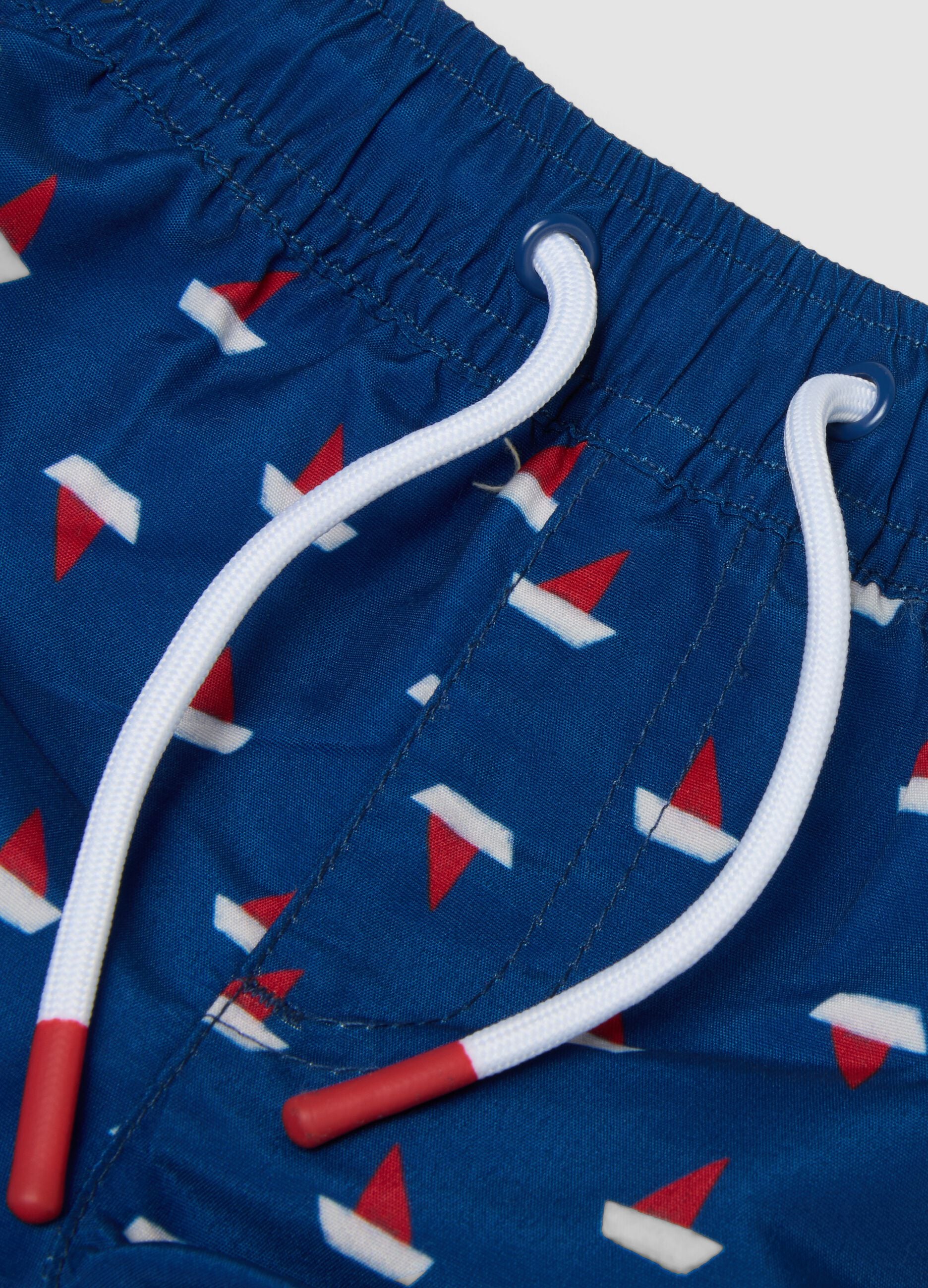 Costume boxer blu con stampa barchette per bimbo