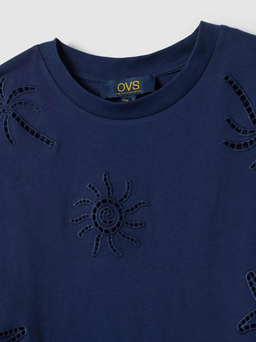 T-shirt blu in puro cotone con ricami traforati regular fit_5
