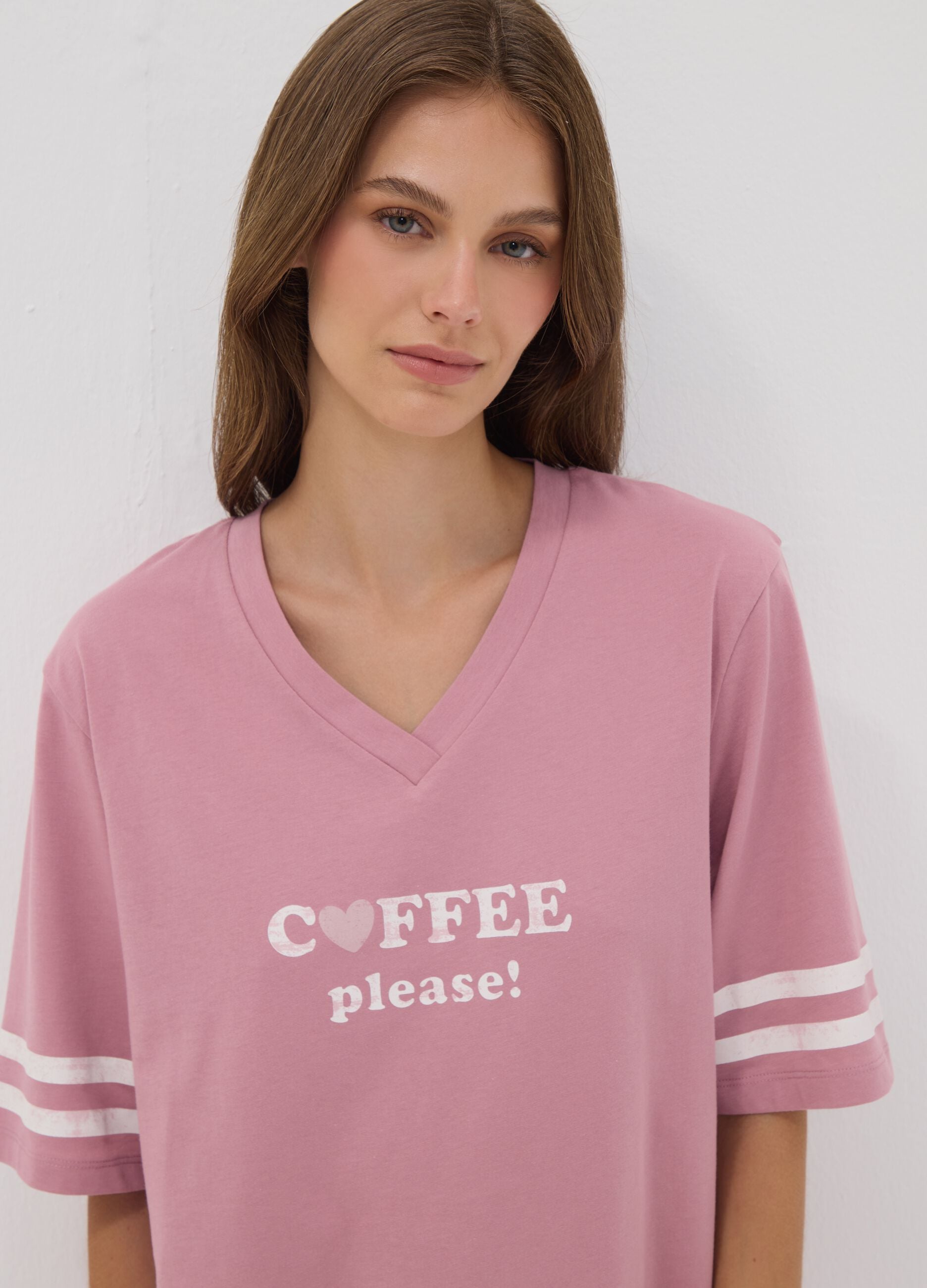 Pink pure organic cotton V-neck nightshirt with print