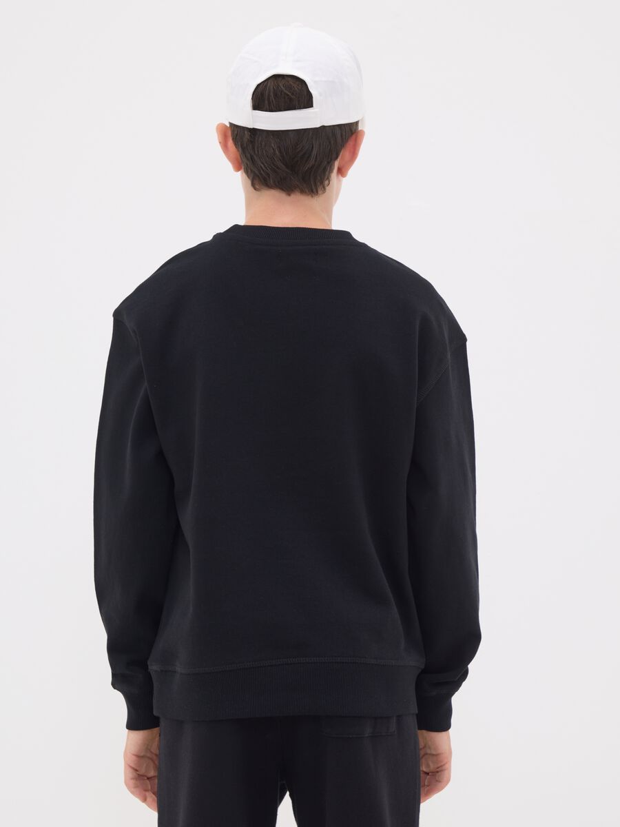 Black pure cotton crew-neck sweatshirt for boys, relaxed fit_2