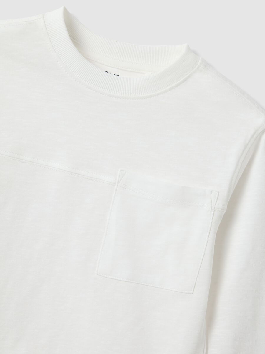 T-shirt bianca da bambino in puro cotone con taschino oversize fit_2