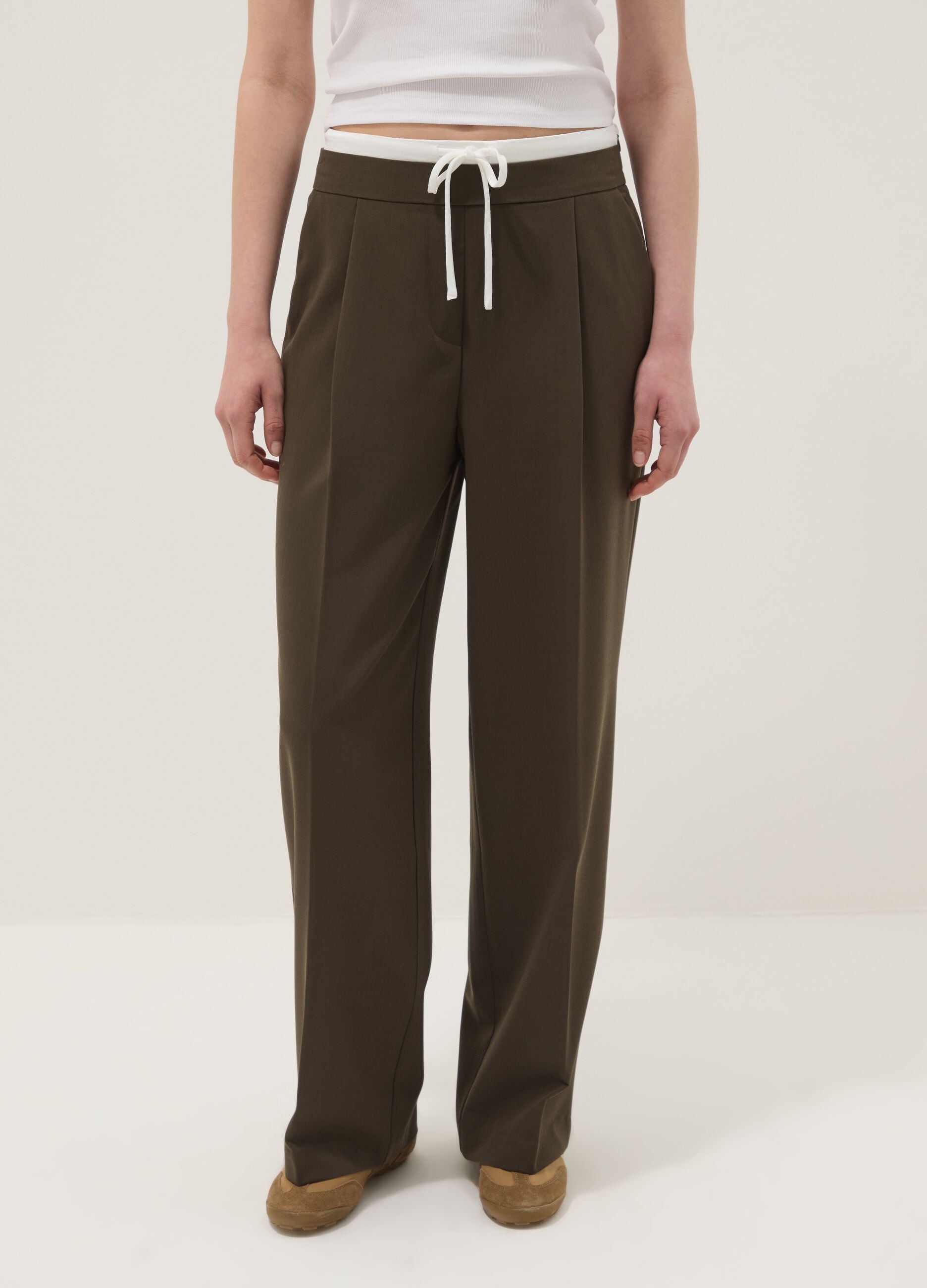 Green jogger trousers with regular fit and elastic waist