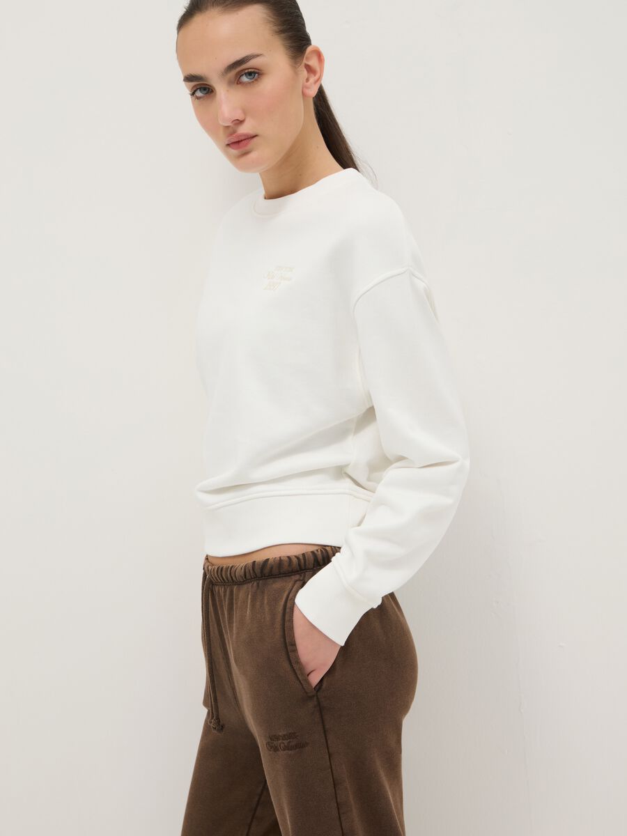 Felpa girocollo bianca in misto cotone regular fit con scritta_0