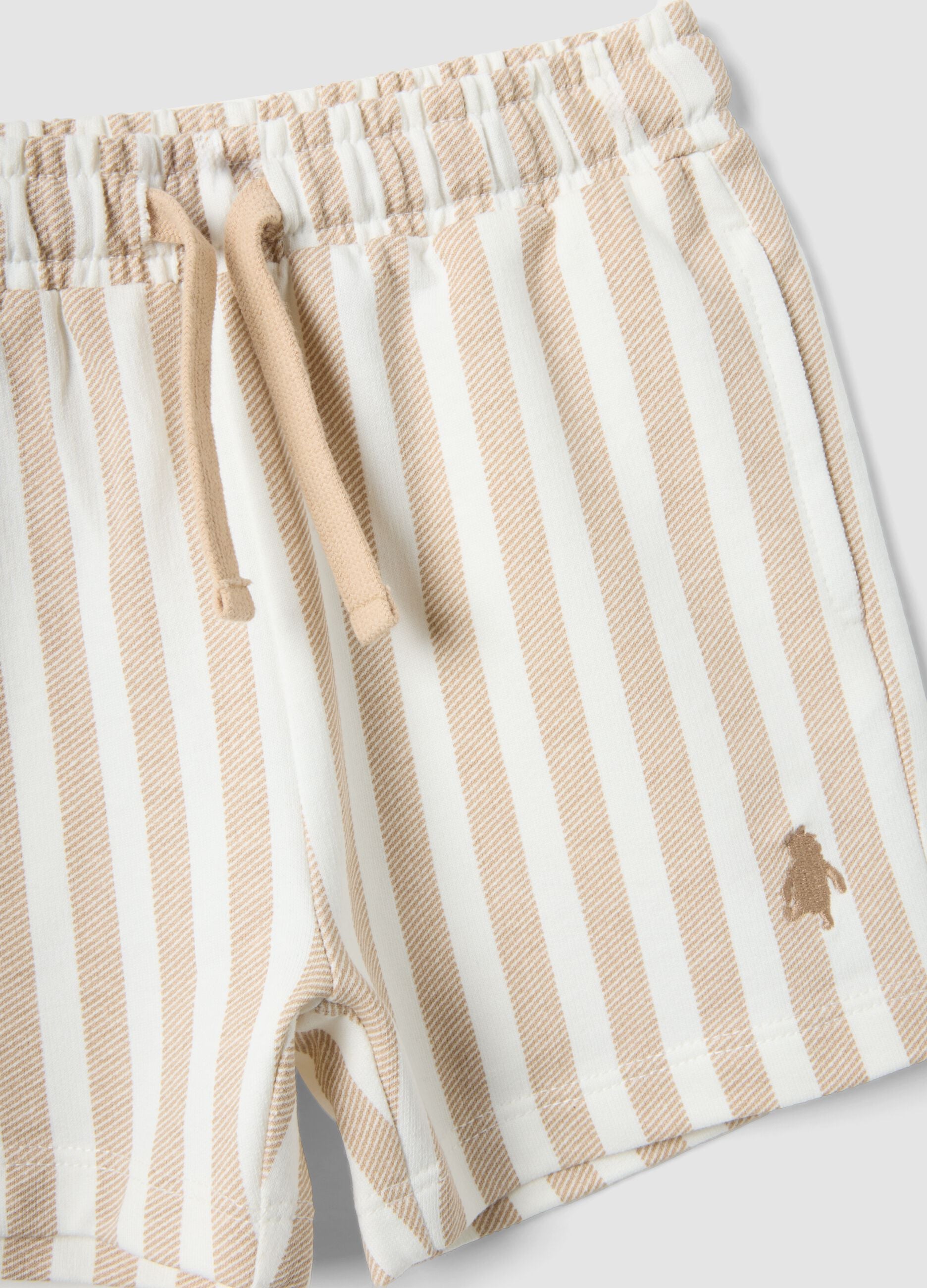 White stretch cotton set with polo shirt and shorts