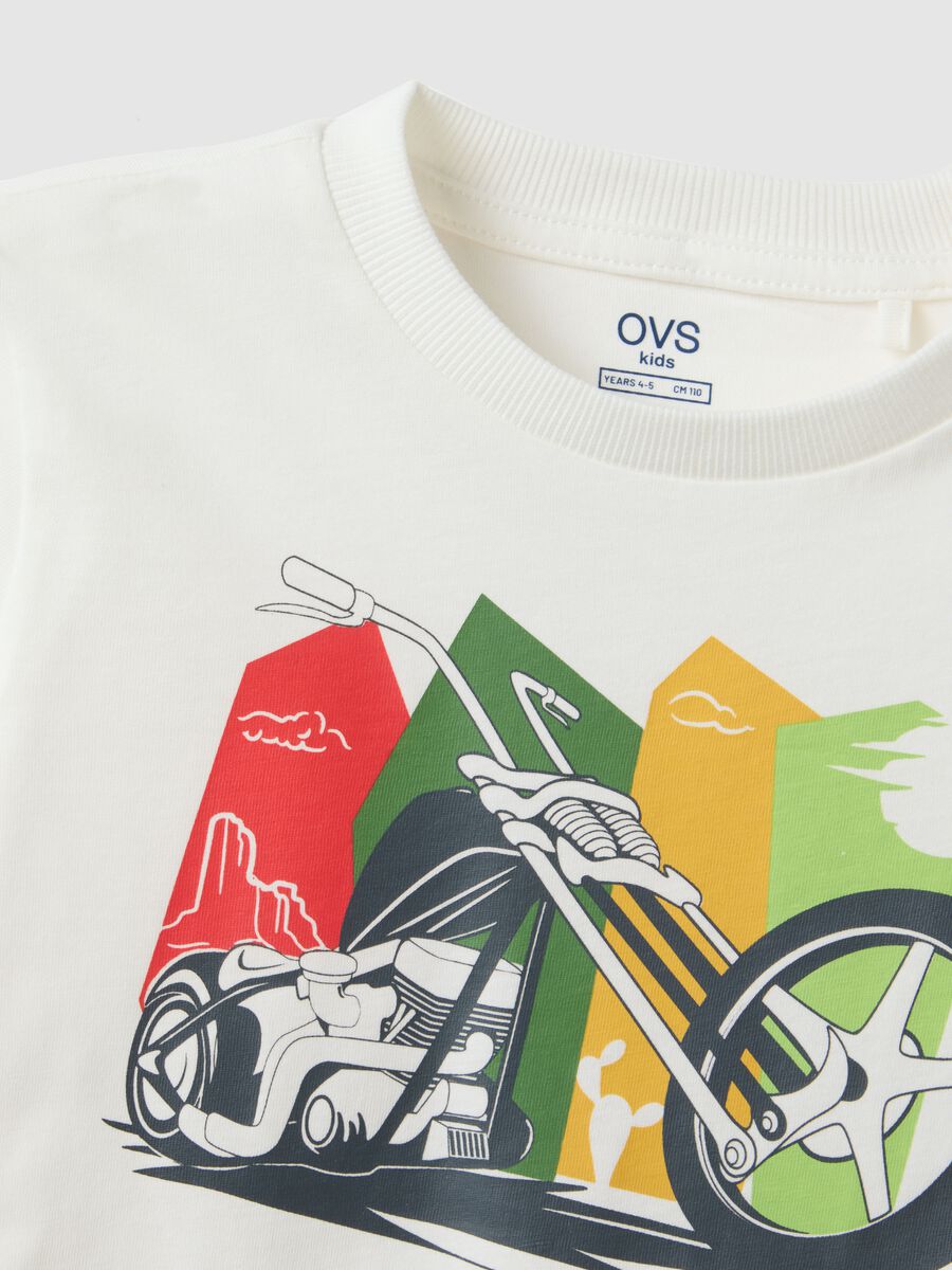 T-shirt in puro cotone bianca regular fit per bambino con stampa_2
