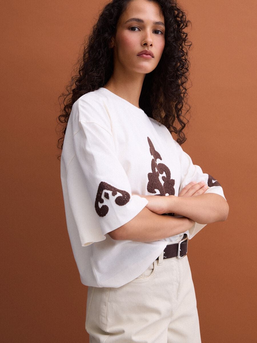 T-shirt beige in puro cotone con ricami regular fit_2