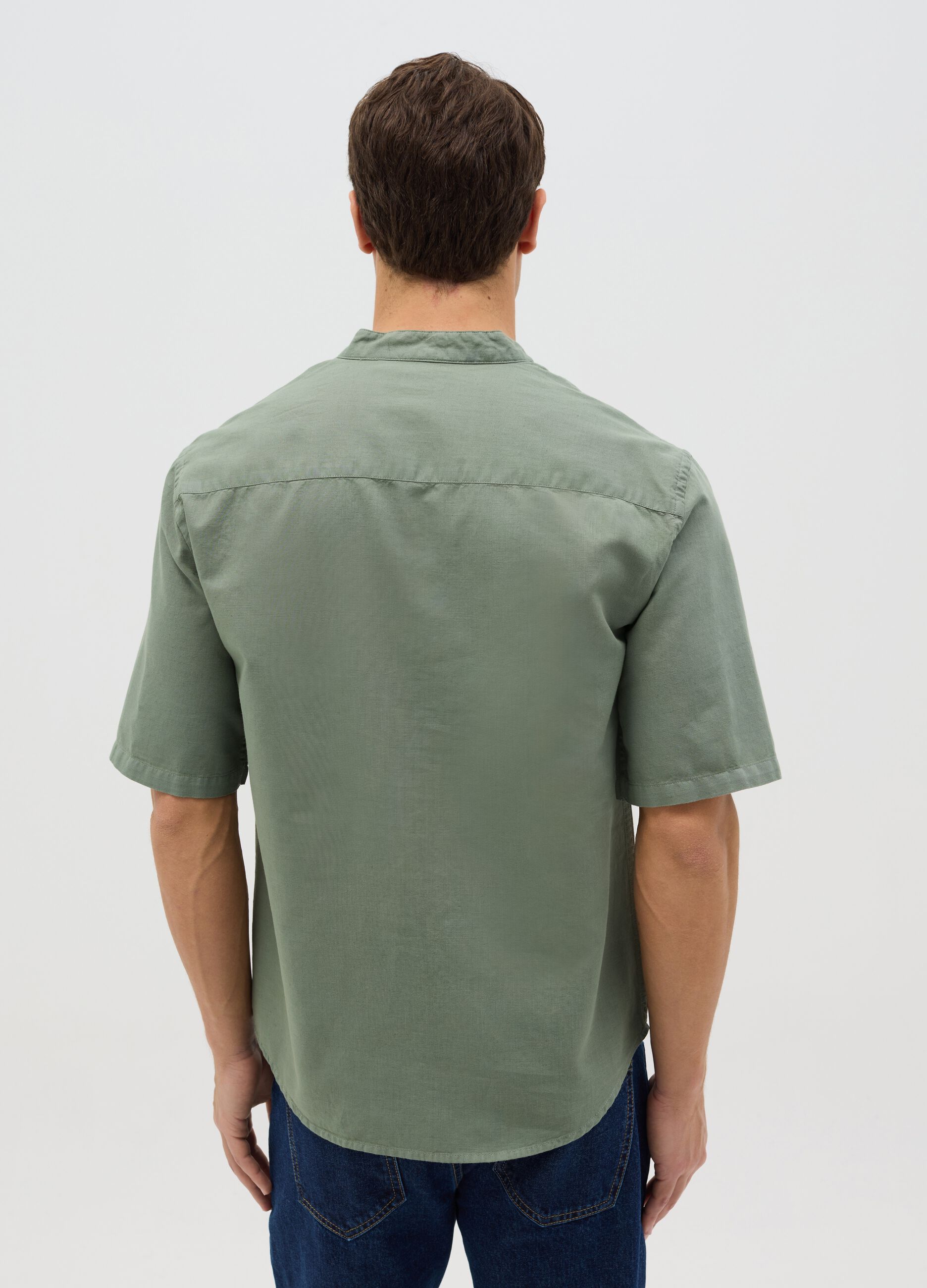 Men&rsquo;s green cotton and linen over-fit shirt