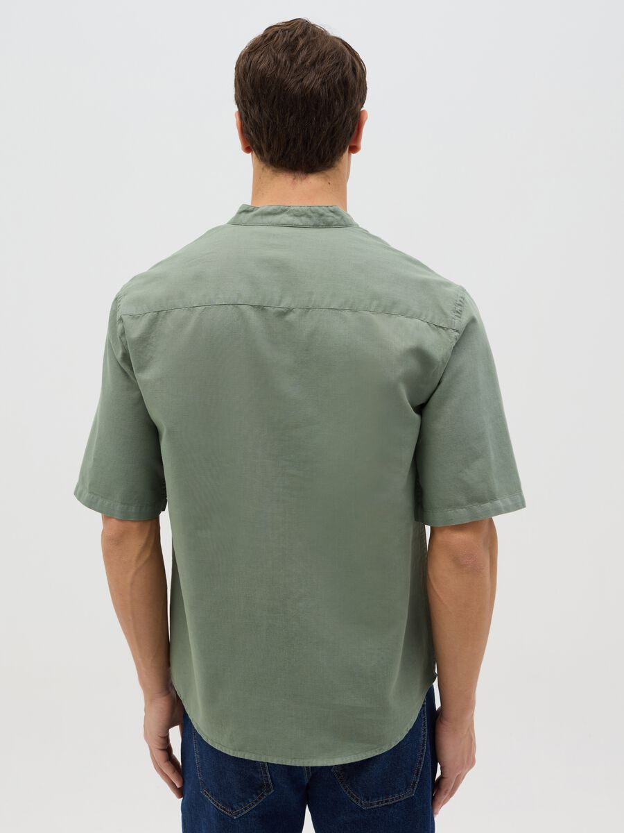 Men&rsquo;s green cotton and linen over-fit shirt_2