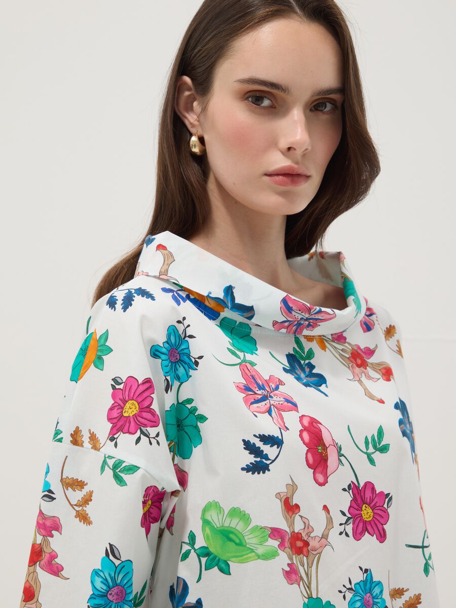 Maglia bianca in cotone elasticizzato a fantasia floreale regular fit_0