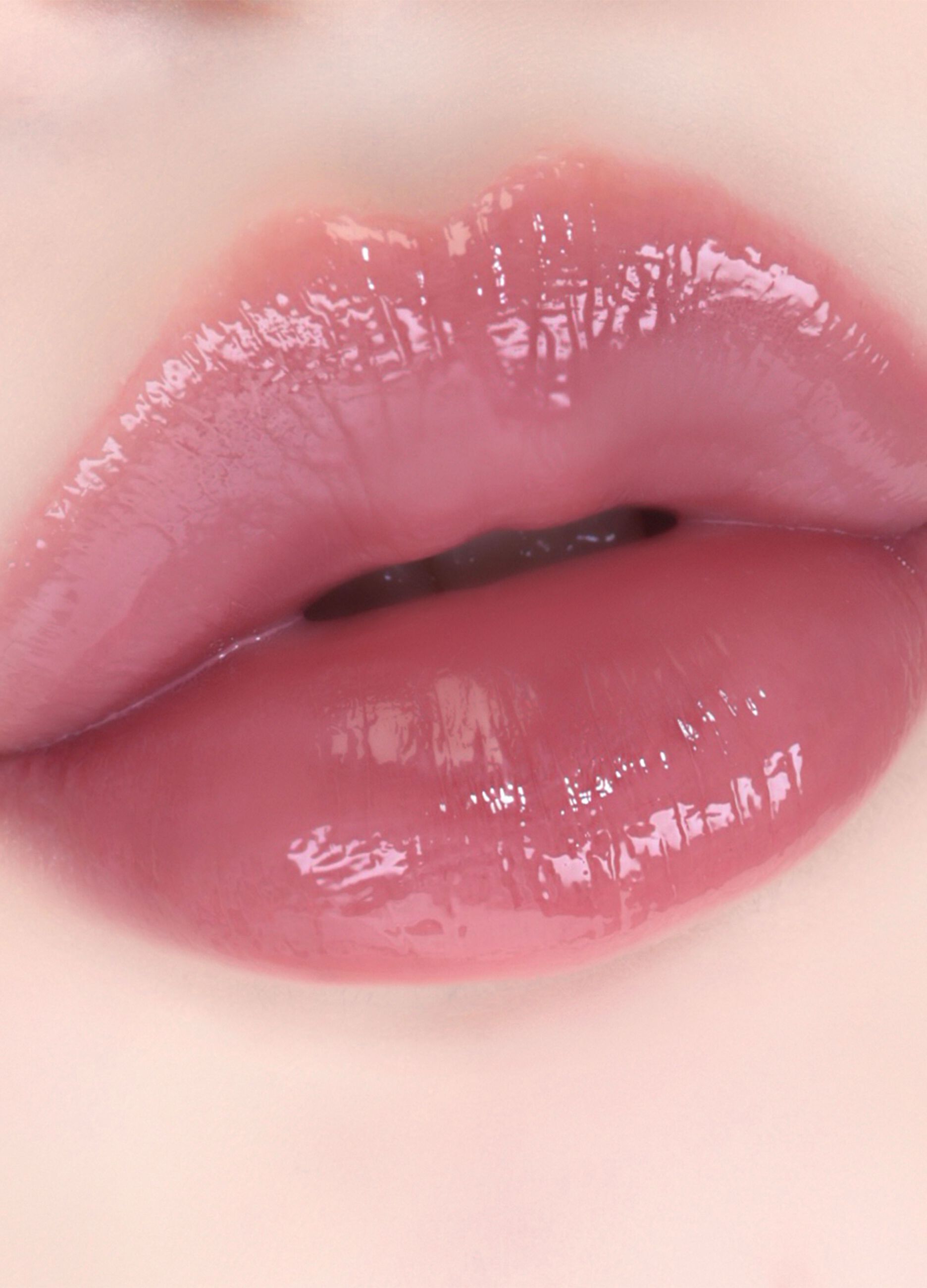 Water-based lip tint, offers high brightness with a lightweight long-lasting finish