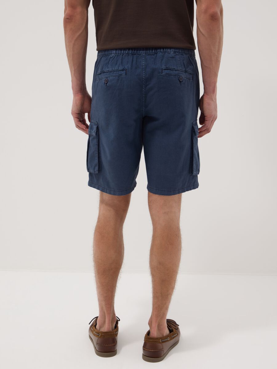 Blue linen and cotton blend cargo Bermuda shorts_2