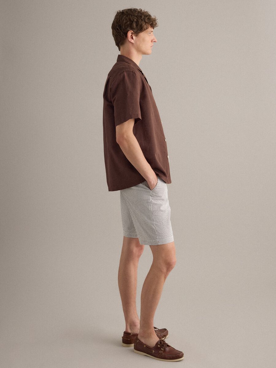 Camicia marrone in misto lino e cotone con collo bowling_1
