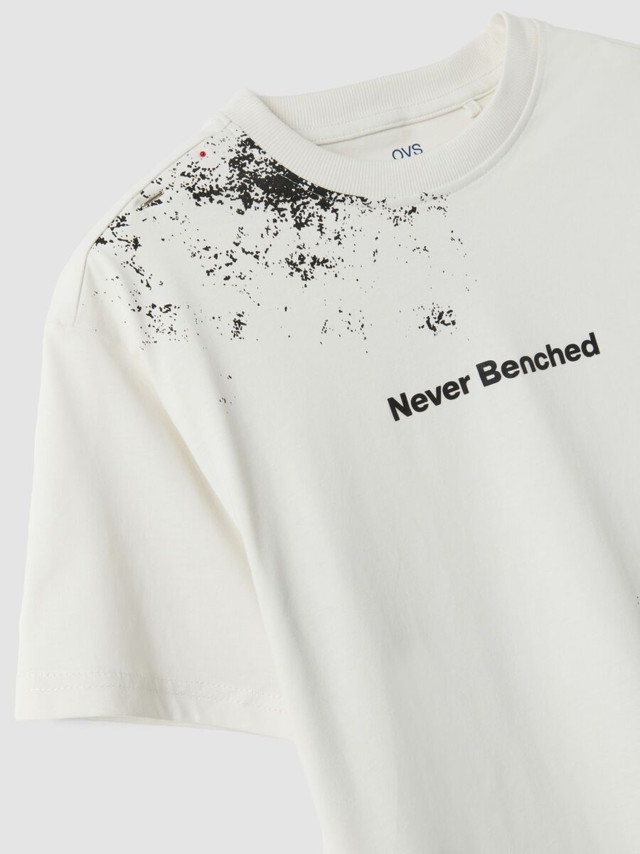 T-shirt over bianca in puro cotone con scritta "Never Benched" per ragazzo_4