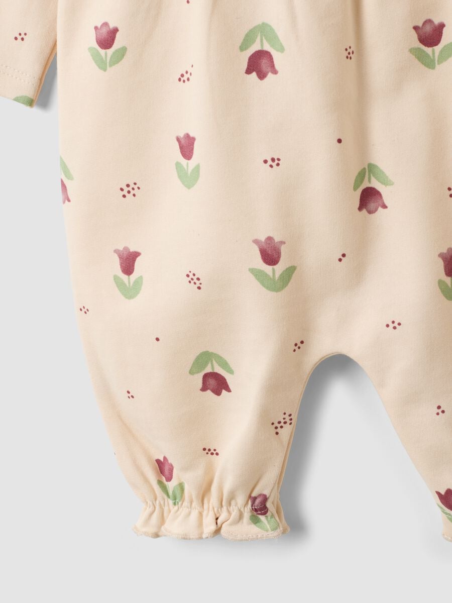Beige organic cotton baby girl sleepsuit with floral print_2