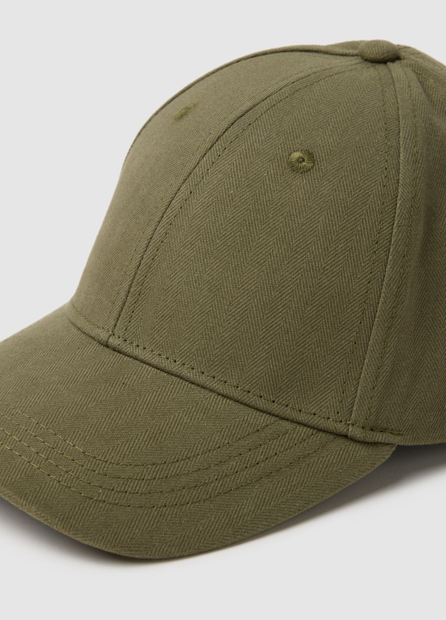 Green pure cotton cap with adjustable visor and embroidered P