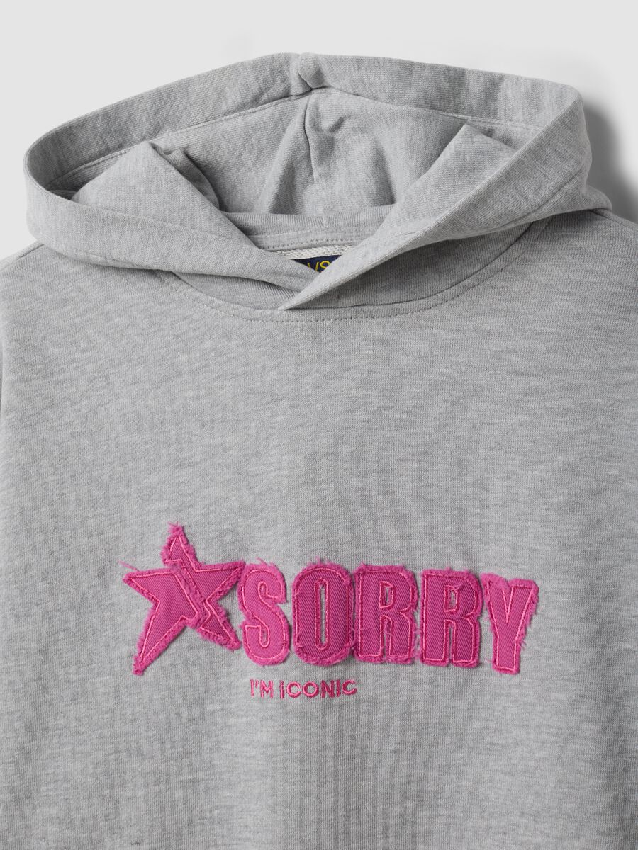 Grey oversized hooded sweatshirt in cotton blend with &ldquo;Sorry&rdquo; embroidery for girls_5
