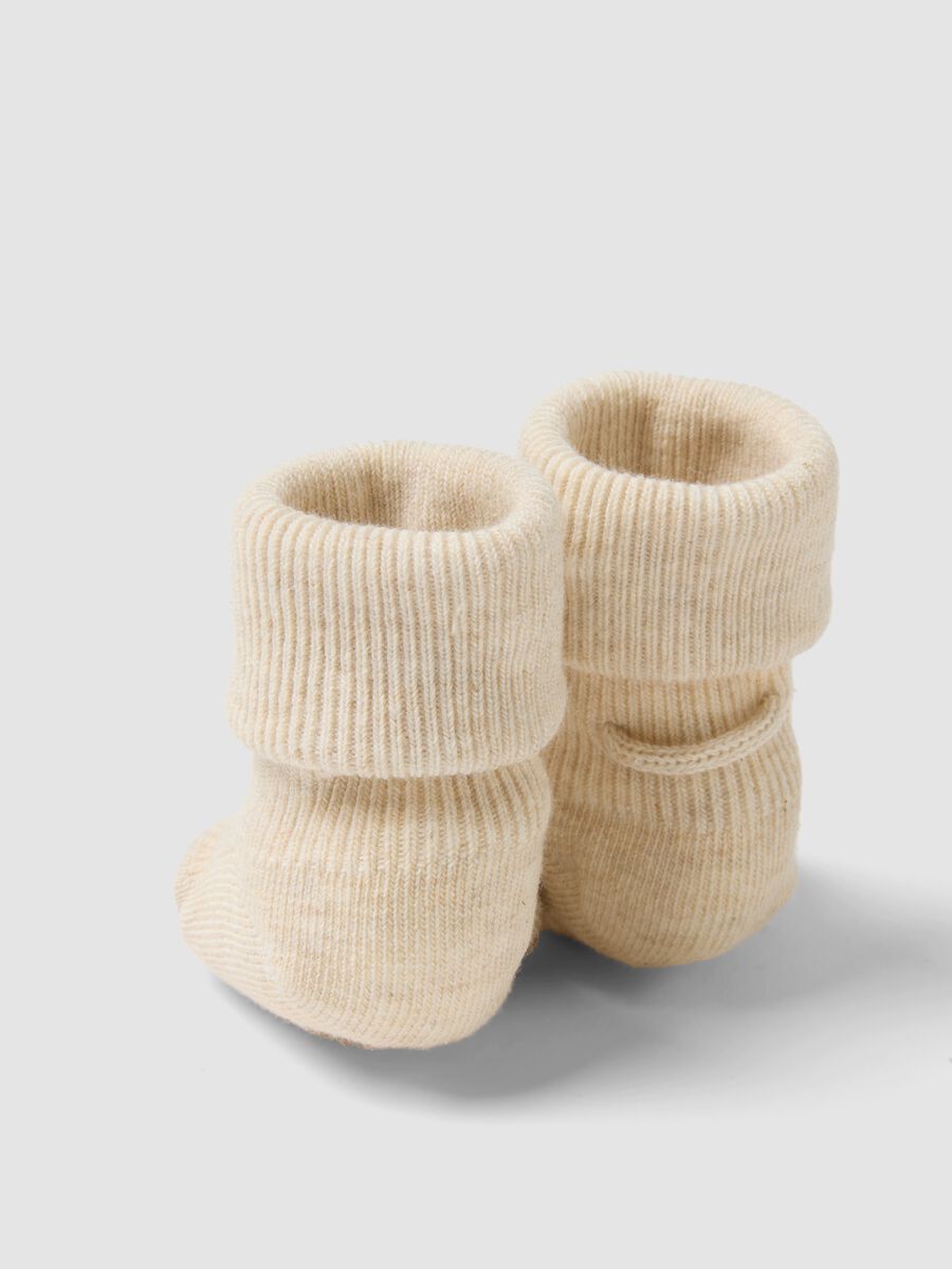 Beige organic cotton knitted baby girl booties_1