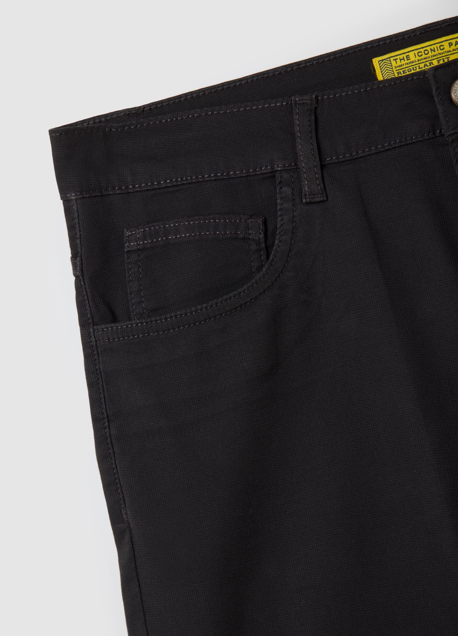Men&rsquo;s black Bermuda shorts in stretch cotton with regular fit