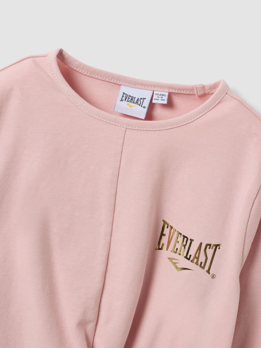 T-shirt rosa in cotone elasticizzato con nodo frontale e stampa per bambina_2
