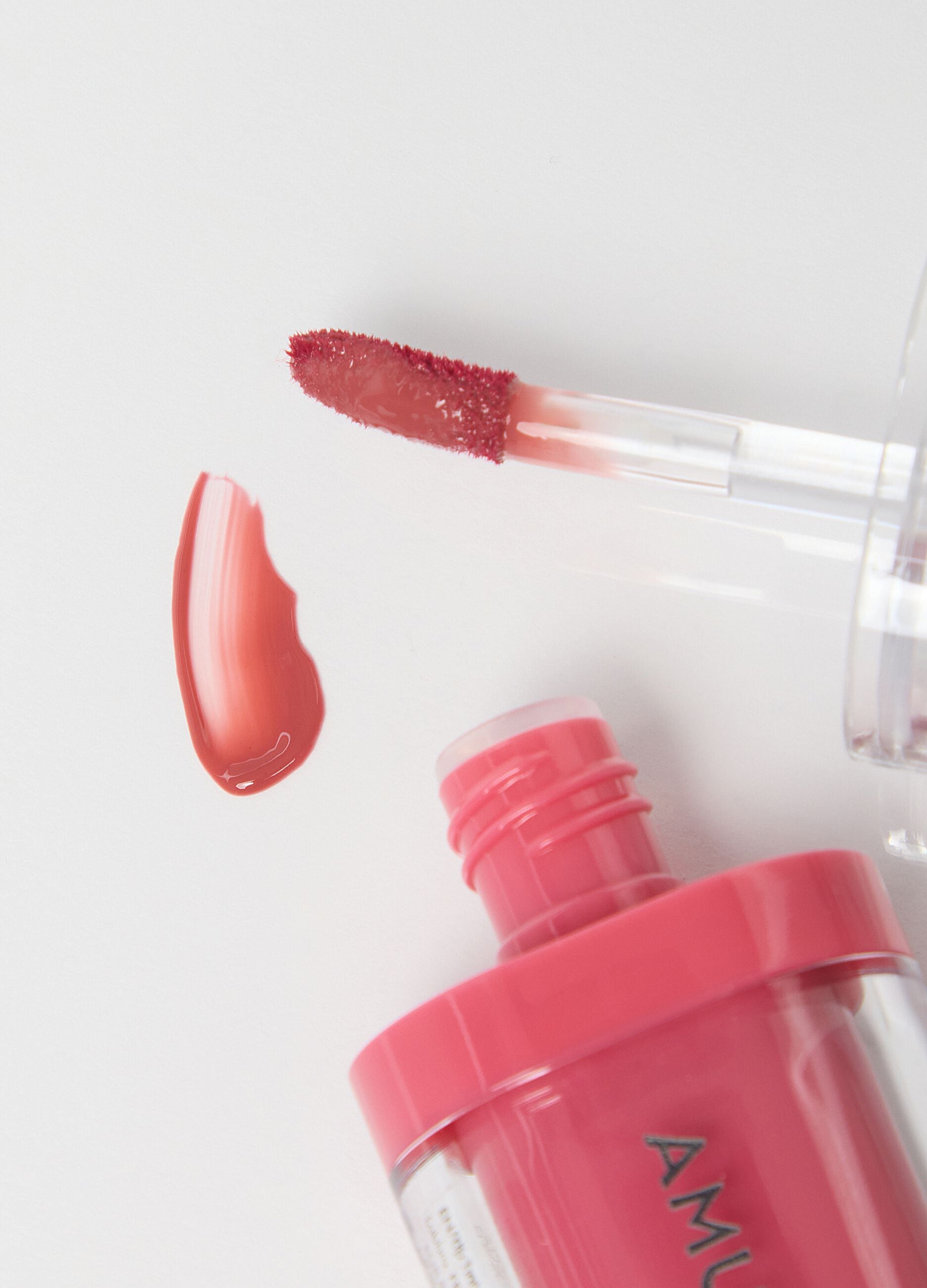 Lip tint with fantastic glossy effect. Vibrant colour and hydrated lips for 12 hours