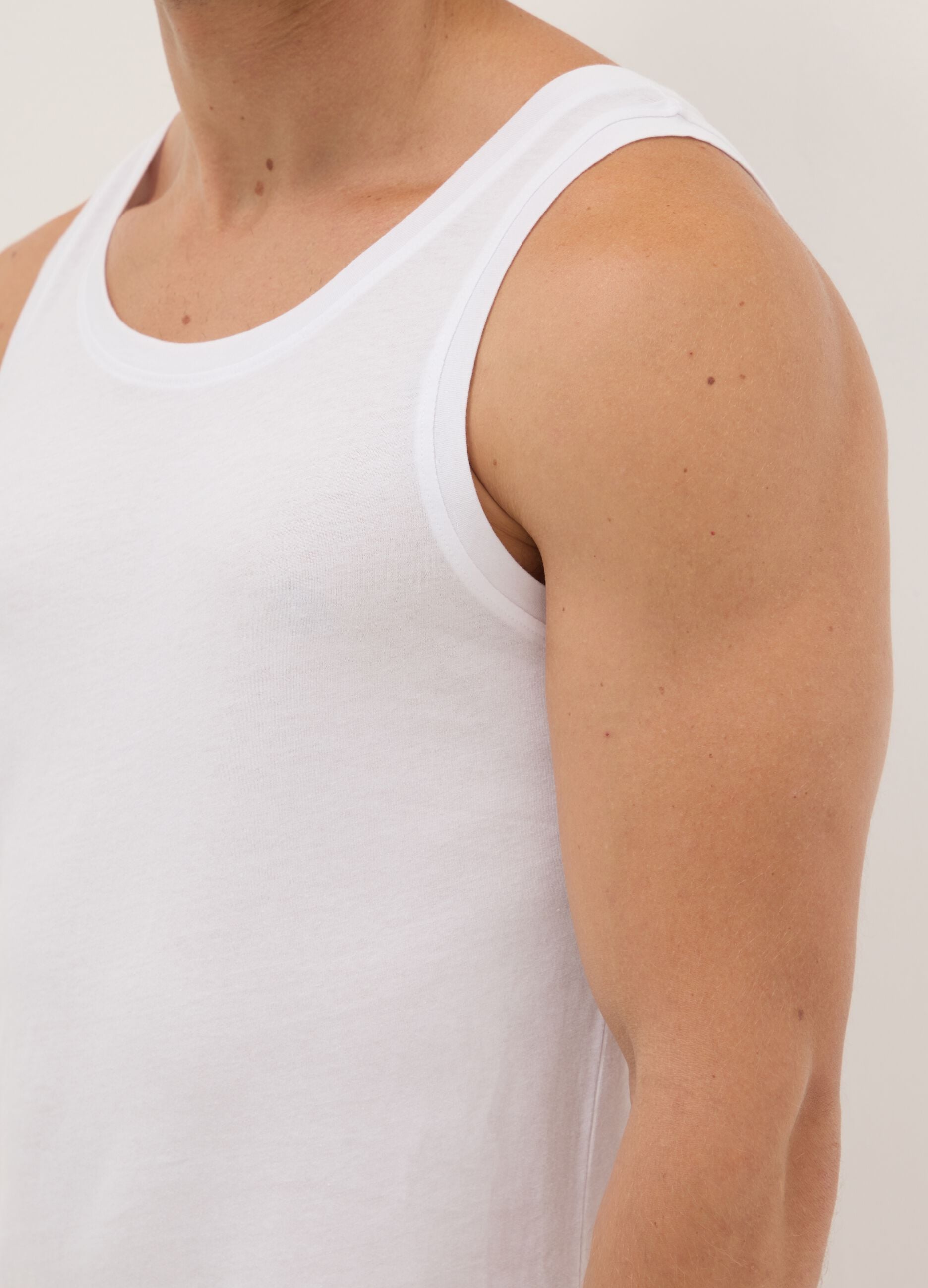 Twin pack of white crew neck vests in pure cotton regular fit