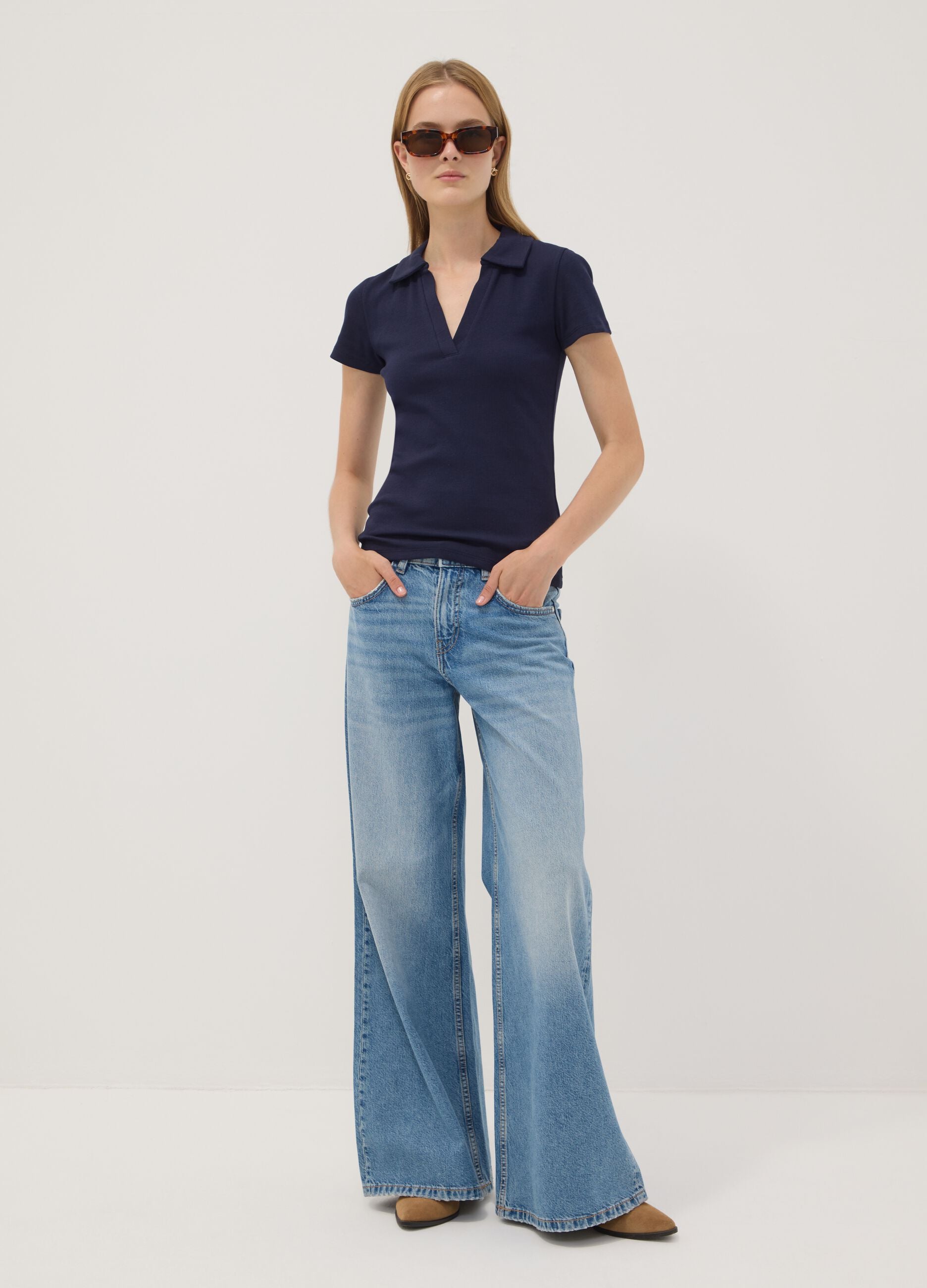 Polo blu in cotone elasticizzato con scollo a V aperto regular fit
