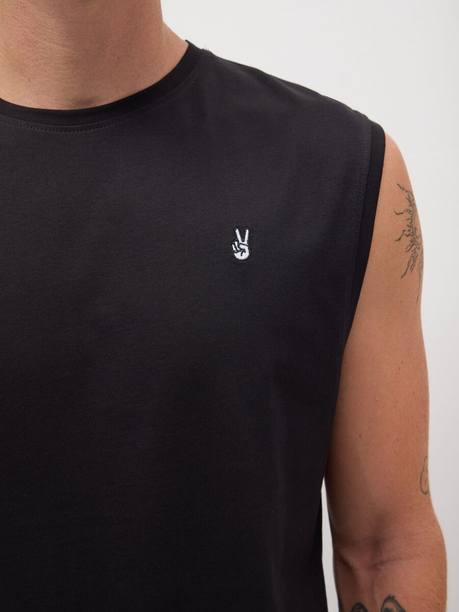 Men&rsquo;s black regular-fit vest top in 100% cotton with embroidery_2