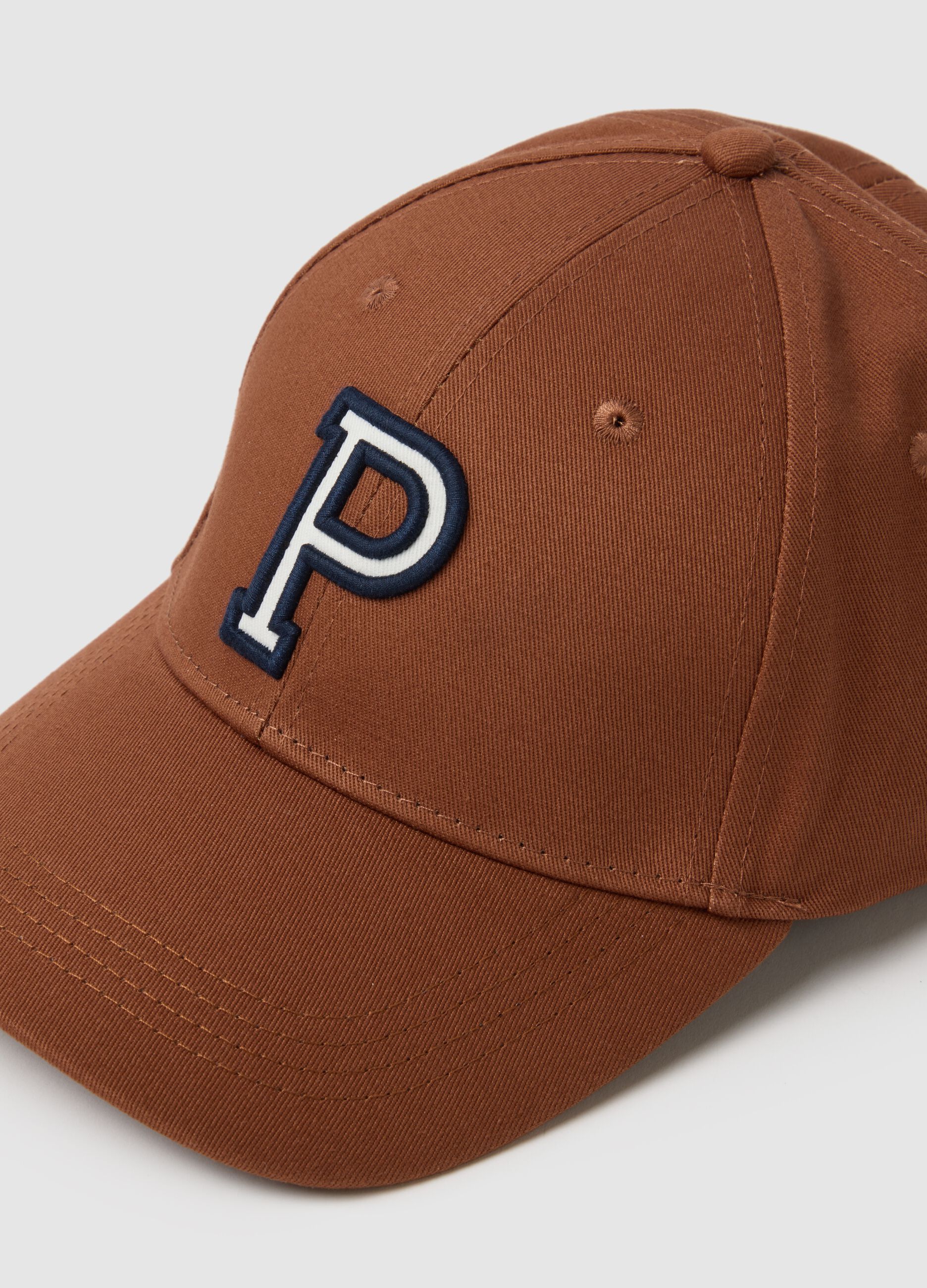 Brown pure cotton cap with adjustable visor and embroidered P