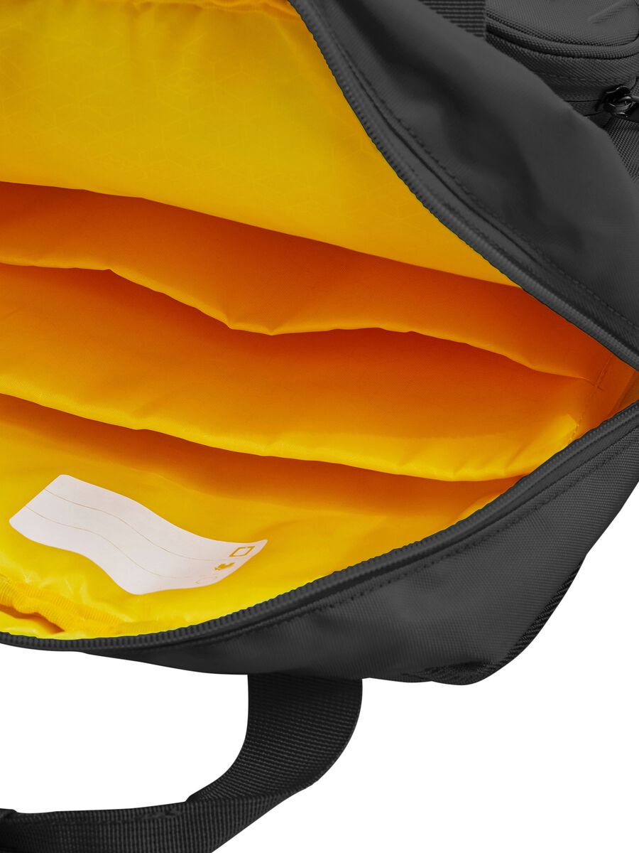 Black backpack with front pockets_2