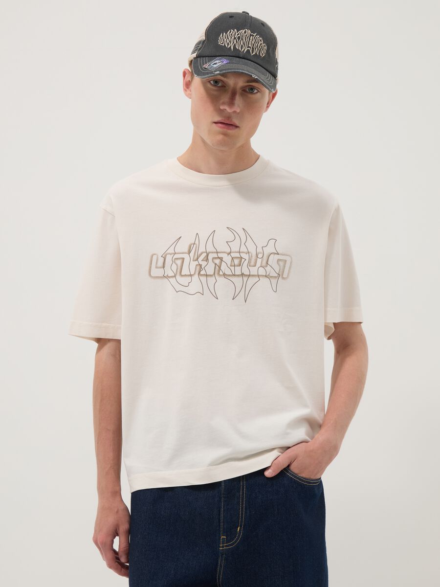 T-shirt beige in puro cotone con stampa frontale regular fit_1