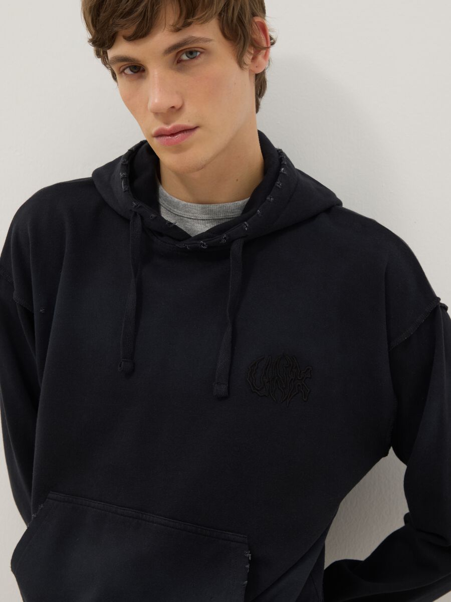 Black cotton blend oversized fit hooded sweatshirt_3