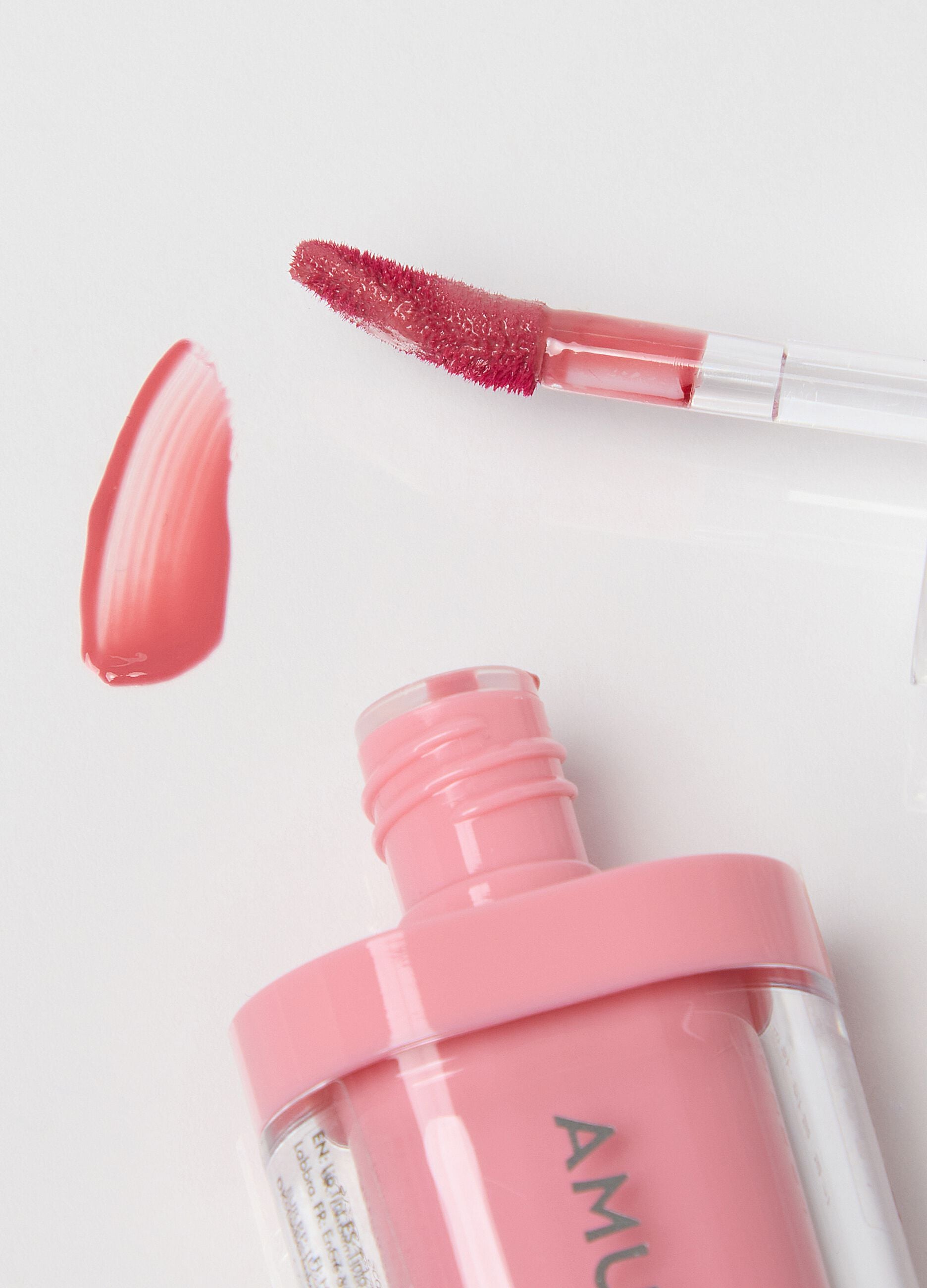 Lip tint with a fantastic glossy effect. Vibrant colour and hydrated lips for 12 hours