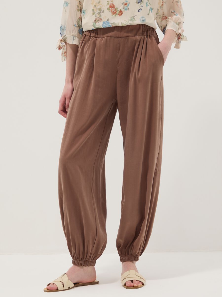 Brown viscose-blend trousers with elasticated cuffs, regular fit_1